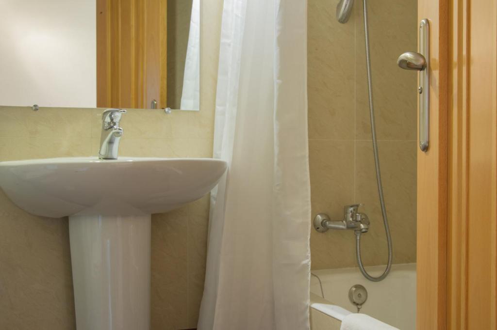 Apartamentos Plaza Cavana 5 Nerja Oda fotoğraf