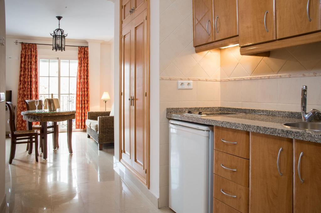 Apartamentos Plaza Cavana 5 Nerja Oda fotoğraf