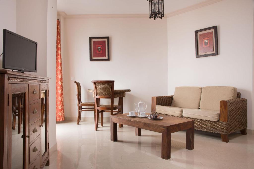 Apartamentos Plaza Cavana 5 Nerja Oda fotoğraf